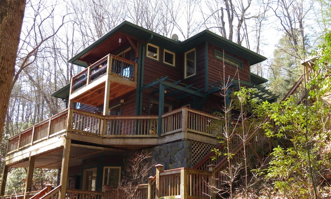 Ellijay Cabina | Serenity on the Creek-SECLUDED-Top Quality-Romantic-Hot Tub, WiFi, senderismo cerca