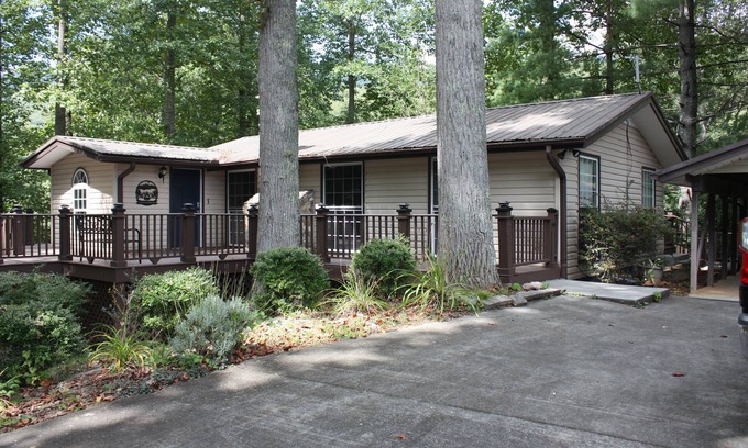 Robbinsville Casa | Serenity on the Lake 3 Bedroom 2 Bath home on Lake Santeetlah