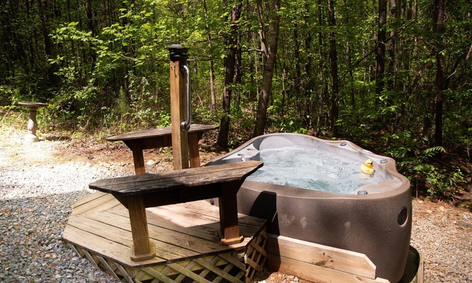 Mill Spring Cabina | Serenity Ridge Cabin B: Couple's Retreat + Hot Tub