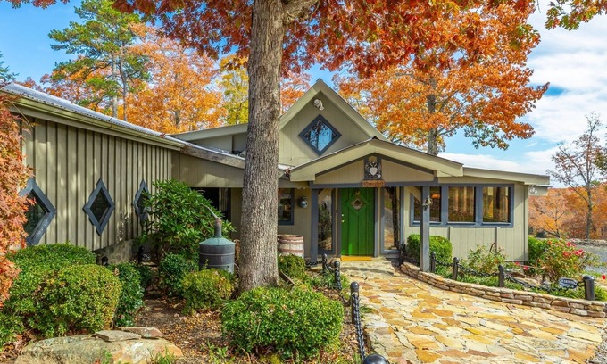 Signal Mountain Cabina | Serenity`s Cabin | 100 y/o Cabin in the Mtns| Walking trails + Ponds
