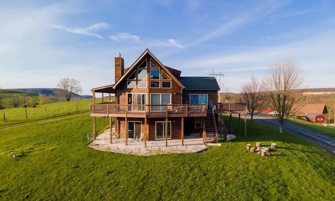 McHenry Chalet De Esquí | Serenity Sunsets! 2.8miles to WISP, hot-tub, pets