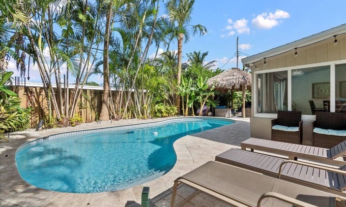 Beachway Estates Casa | Serenity Tiki Beach House | King Size Bed!