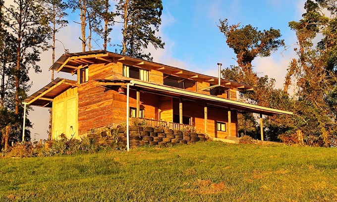 Roble Cabina | Serenity Unveiled: Secluded Cabin, Endless Views, Pristine Forest Bliss.