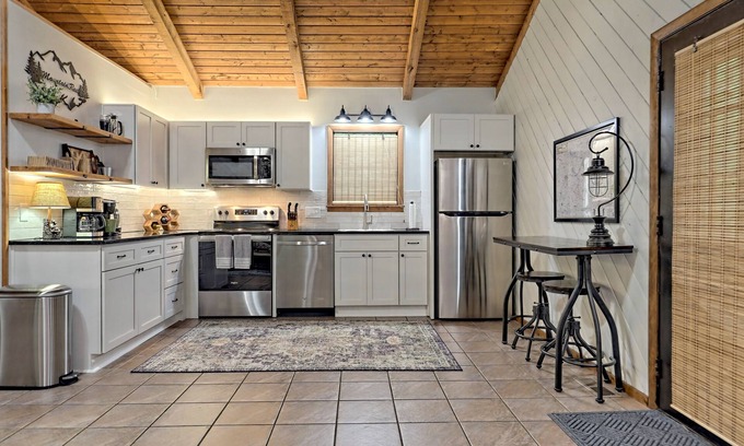 Blairsville Cabina | “Serenity Wow!” Cabin on the Creek Close to Town