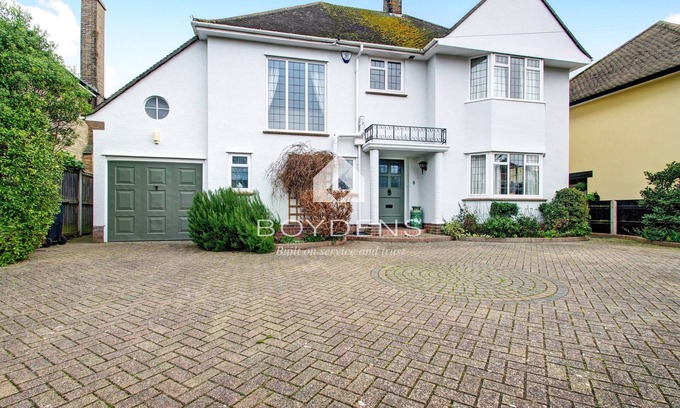 Frinton-on-Sea Casa | Set in the prestigious Second Avenue offering great access to the beautiful beach and greensward