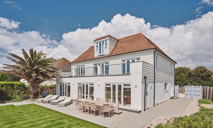 Middleton-on-Sea Casa | Set right on the shoreline of England’s stunning South Coast, Ocean Edge House is a five-bedroom luxury beachfront retreat designed for unforgettable holidays.