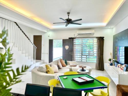 Setia Tropika Casa | Setia Tropika Serenity: 4Bedroom Landed 12-16pax