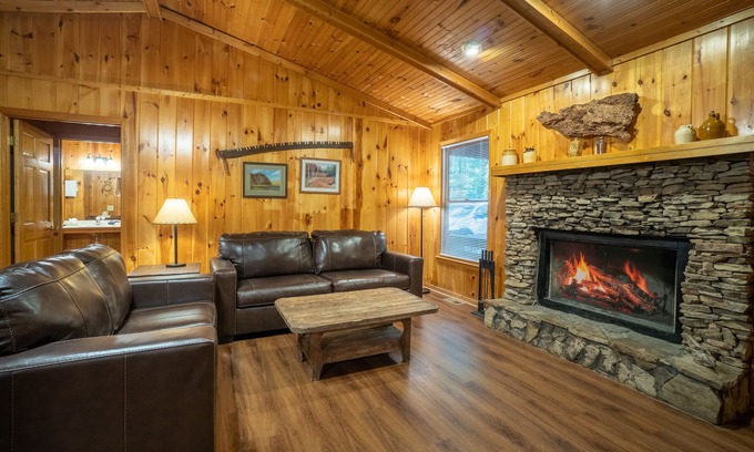 Sautee Nacoochee Cabina | Settin' on the Creek - Let Your Cares Drift Away!