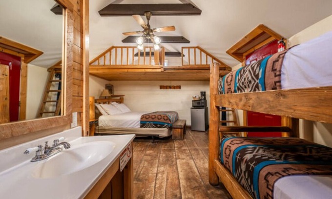 Lake George Cabina | Settler Cabin bathroom in unit