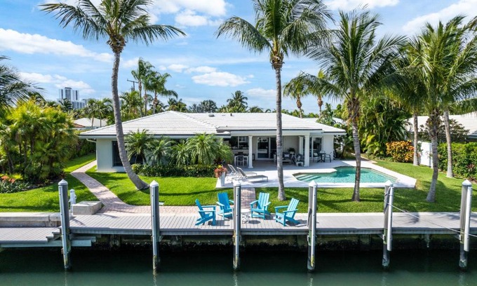 Singer Island Villa | Seven Palms Waterfront, Heated Pool & Private Dock -Walk to beach!