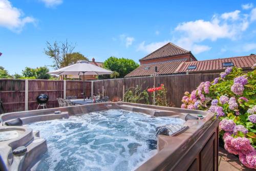 Thorpe Market Casa | Seven Space - Sandpit Cottage, 3 Bed Stay with Hot Tub