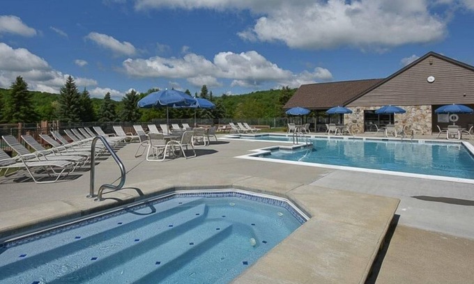 Seven Springs Condominio | Seven Springs 2 BR Premium Condo, Walk to Slopes by RedAwning - Save 10% on 3 Nights, 15% on 5 Nights!