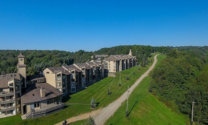 Seven Springs Condominio | Seven Springs 3 BR + Loft Condo, Walk to Slopes! by RedAwning - Save 10% on 3 Nights, 15% on 5 Nights!