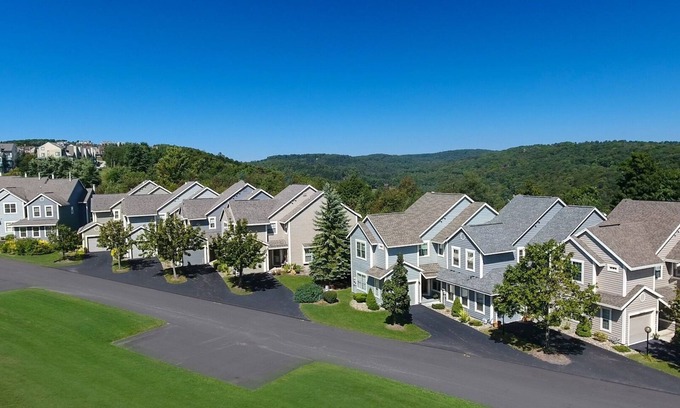 Seven Springs Condominio | Seven Springs 4 BR Premium Condo, Deck with Views by RedAwning - Save 10% on 3 Nights, 15% on 5 Nights!