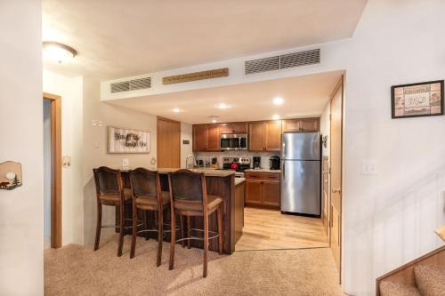 Seven Springs Apartamento | Seven Springs Meadowridge 2 Bedroom Standard Condo with Deck and Mountain Views! condo