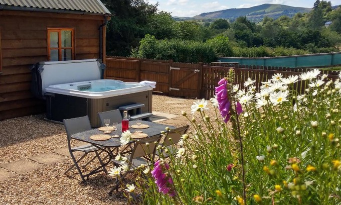 Llandrindod Wells Casa | Seven Stars- hot tub & garden with fabulous views.