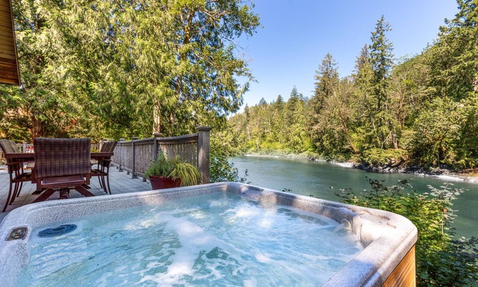Gold Bar Casa | Seventh Heaven - Stunning views, beach and swimming w/ hot tub at Stevens Pass