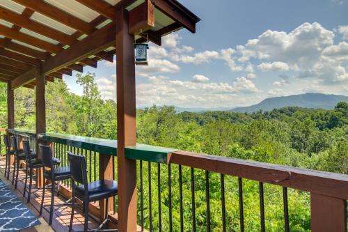 Sevierville Casa | Sevierville Cabin with Hot Tub and Mountain-View Deck