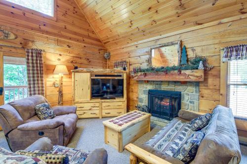 Sevierville Casa | Sevierville Cabin with Wraparound Deck and Lake Access