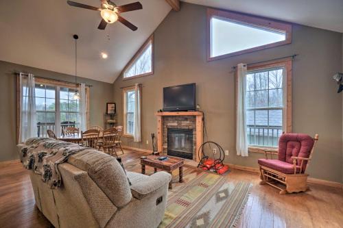 Sevierville Casa | Sevierville Cabin with Lake Views and Wraparound Porch