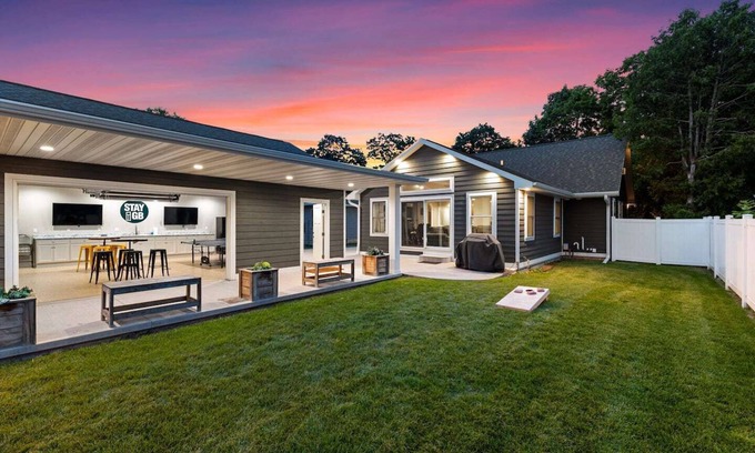 Green Bay Casa | Pasos de LAMBEAU, NUEVA CONSTRUCCIÓN, Grupos grandes: 8 camas!
