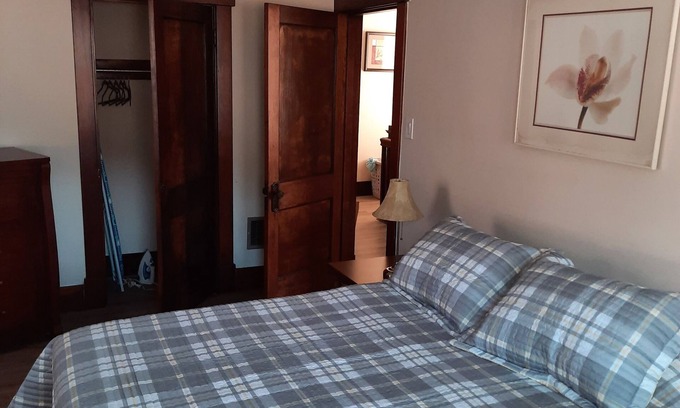 Pittsburgh Casa | Sha-Ron's Place 2 bedroom home in McKees Rock, Pittsburgh