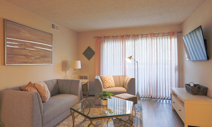 Ivey Ranch - Rancho Del Oro Apartamento | Shabby Chic Oceanside 2 Bedroom with+POOL+24/7GYM+King&2Queen beds