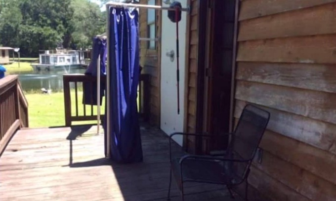 Bogalusa Cabina | Shaded Creekside Cabin