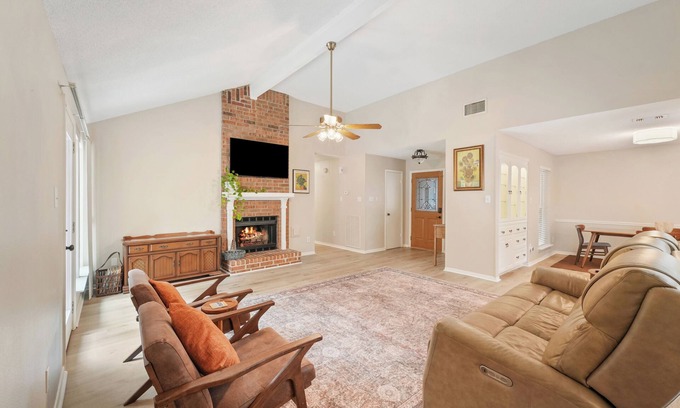 Grogan's Mill Casa | Shaded Poolside Haven In The Woodlands