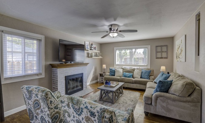 Lodi Casa | Shades of Blue Homestead 3BR 2BTH en el corazón de Lodi