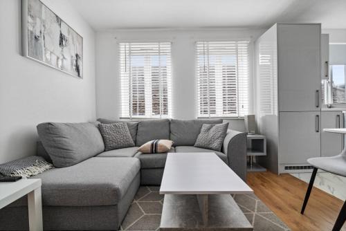 Whittington Apartamento | Shades of white in Mill Hill