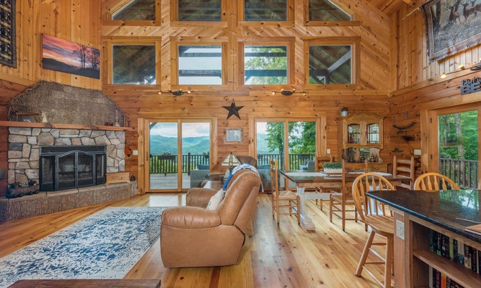 Fletcher Cabina | Shadow Ridge Retreat | Pet Friendly + Stunning Mountain Views