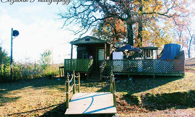 Mena Cabina | Shady Cabana cabaña o pequeña casa ubicada en el valle entre 3 hermosos estanques.