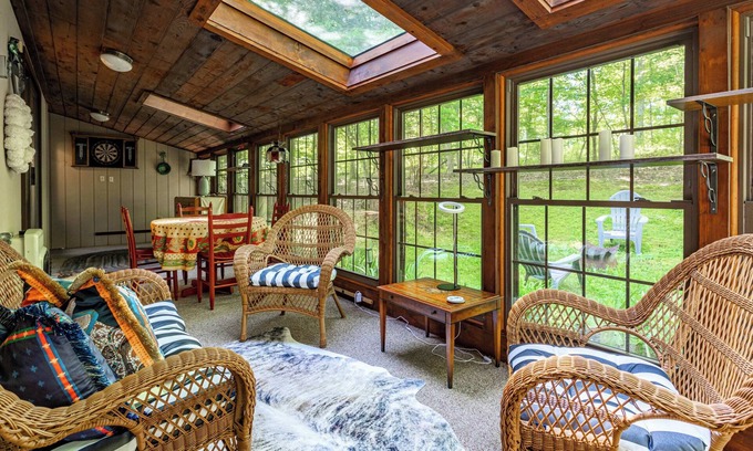 East Stroudsburg Casa | Shady Oak Cottage | Fire Pit | BBQ