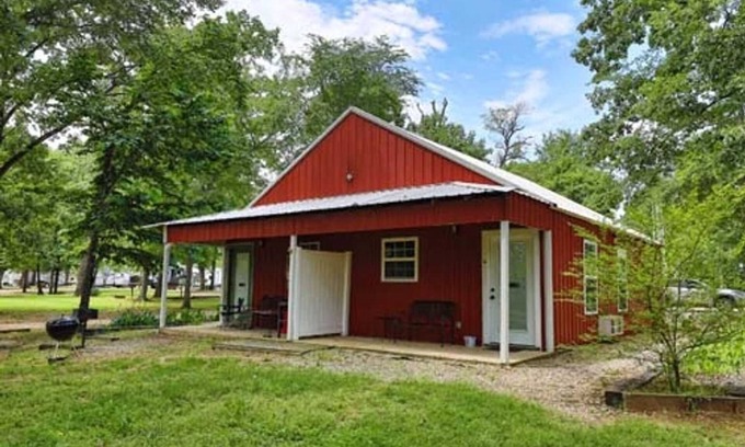 Hugo Cabina | Shady Oaks RV Resort 1 Bedroom Modern Cabin
