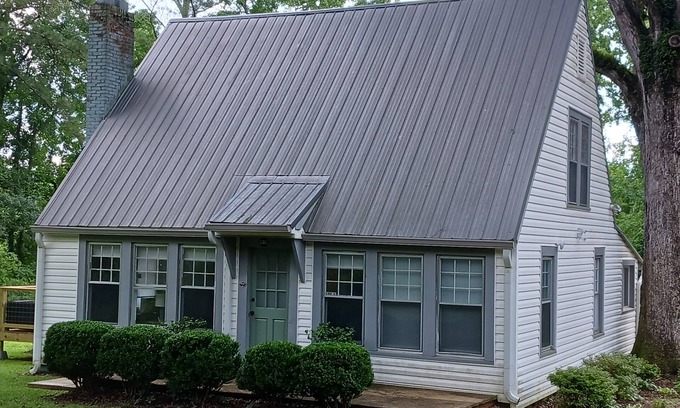 Talladega Cabaña | Shady Oaks Charming 2-bedroom cottage in Talladega