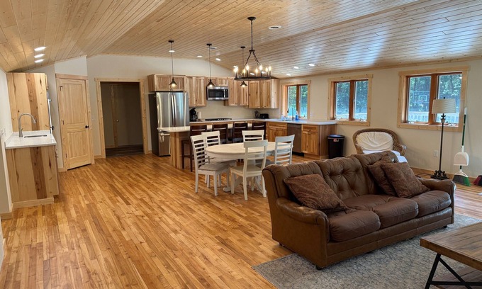 Tomahawk Cabina | Shady Rest Cabin #12, Brand-New 4-Bedroom Lakeside Cottage