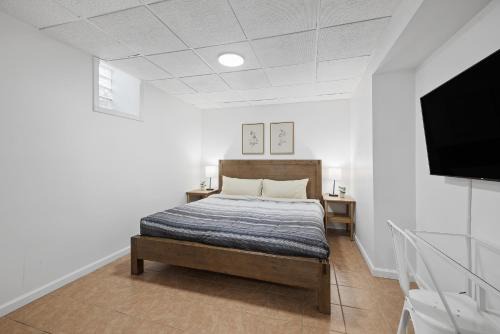 Shadyside Casa | Shadyside, Pittsburgh !A Modern and Bright Private Bedroom with Shared Bathroom