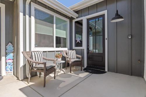 Greenacres Casa | Shafter Basecamp - Movie Nights & WWII Planes
