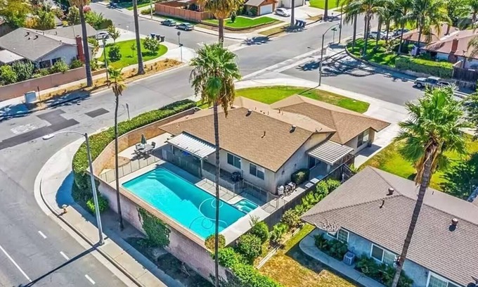 Riverside Casa | Shalimar Retreat, Large Pool, Hot Tub, Game Room, Backyard, 5 Bdrooms, BBQ Grill