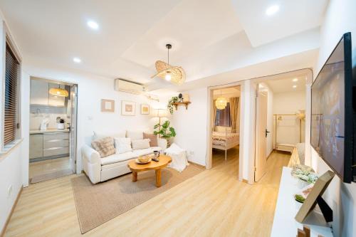 Xuhui Apartamento | Shanghai Hills & Well-time Woodland 2B Suite close to Photospot Wukang Mansion