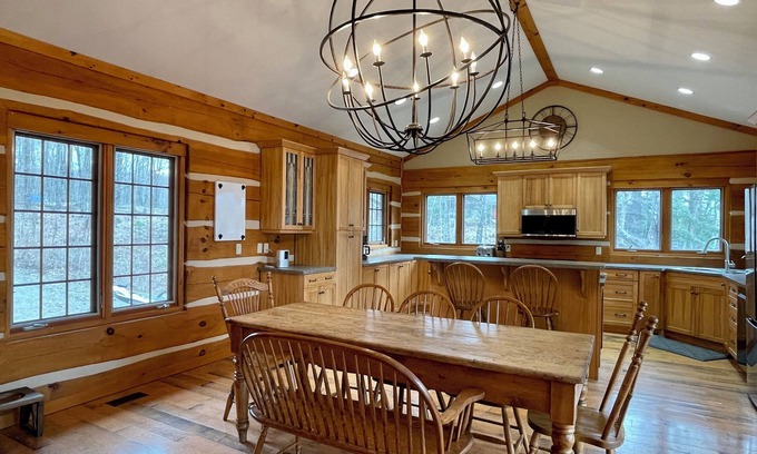 Eagle Lake Cabina | Shangri-Log: Cabin on Moose Lake with Sauna, Hot Tub, Dock