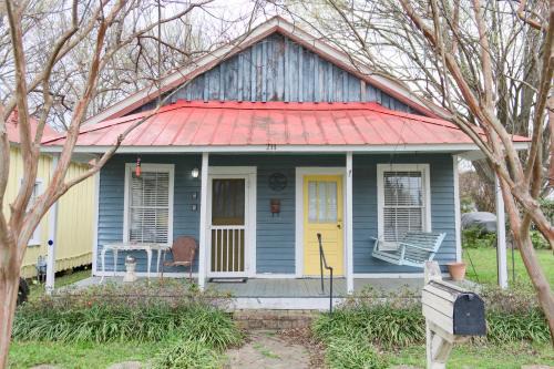 Natchez Casa | Shanty Bellum Too - 2b1b, Washer & Dryer, Full Kitchen