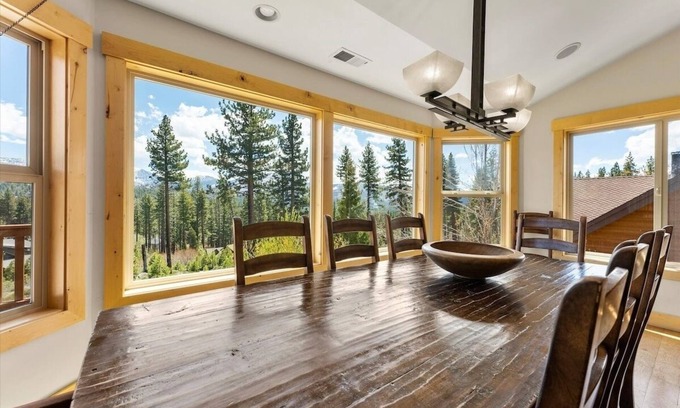 South Lake Tahoe Casa | Shaquinaw! 5 Bedroom Home by RedAwning