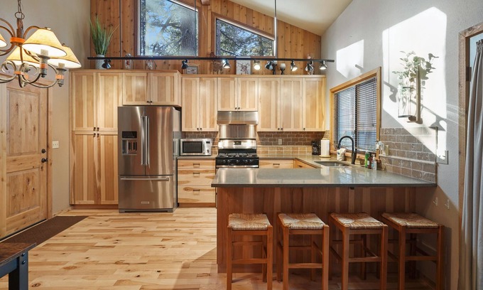 Overlook Park Casa | SHARC, Wooded View, Huge Deck, Pet Friendly