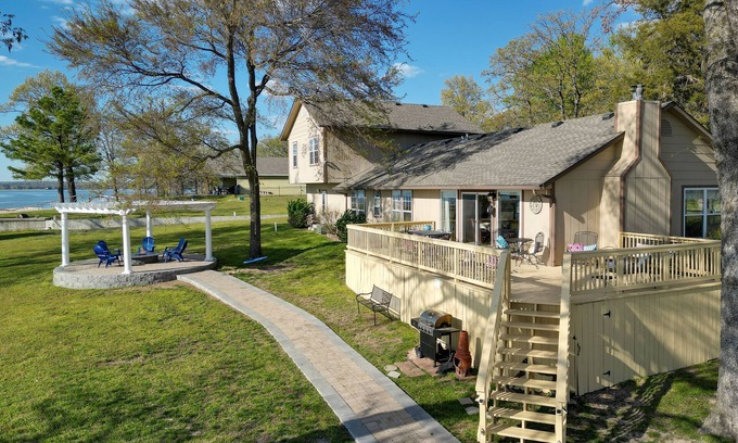 Grove Casa | Shared Boat Ramp: Waterfront Home in Grove