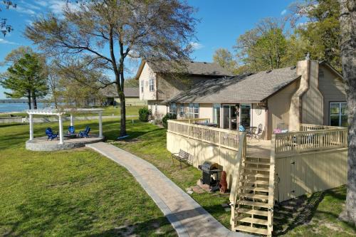 Grove Casa | Shared Boat Ramp Waterfront Home in Grove