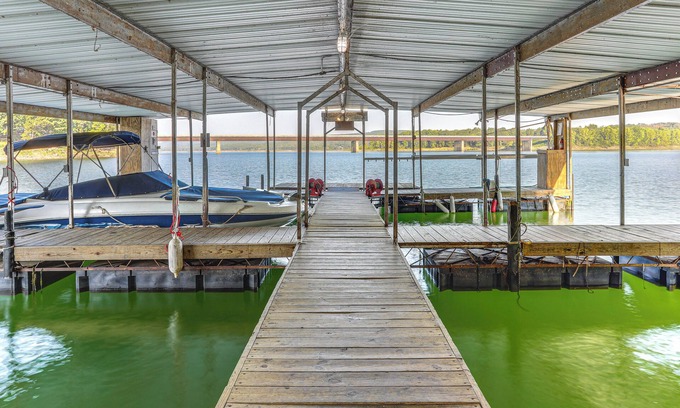 Greers Ferry Apartamento | Shared Dock & Yard: Greers Ferry Lake Home!
