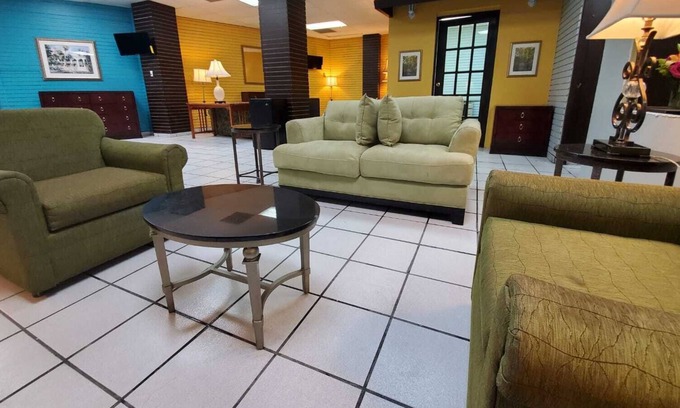 Hato Rey Central Apartamento | Shared Loft-King,Queen beds & 2 sofa beds sleeps 9