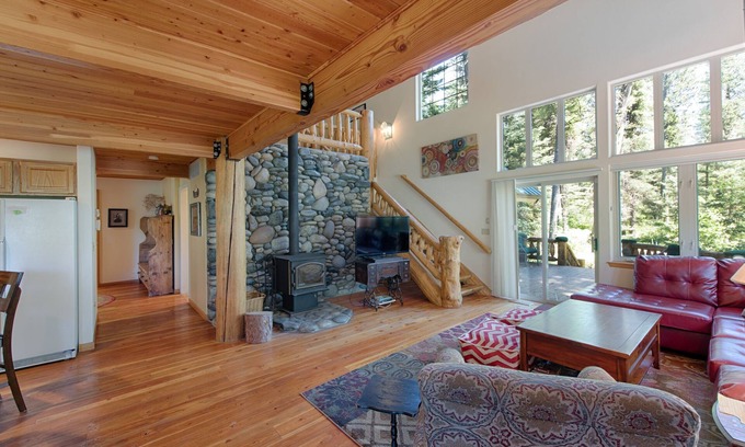 McCall Casa | Sharlies Nest - Second Tier Lake Home - Neighborhood Private Shoreline Access